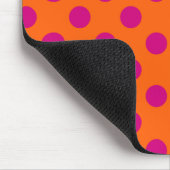 Fuchsia polka-punten op sinaasappel muismat (Hoek)