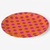 Fuchsia polka-punten op sinaasappel papieren bordje (Gekanteld)