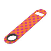 Fuchsia polka-punten op sinaasappel speed flessenopener (Voorkant Gekanteld)