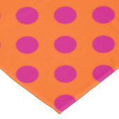 Fuchsia polka-punten op sinaasappel tafelkleed (Gekanteld)