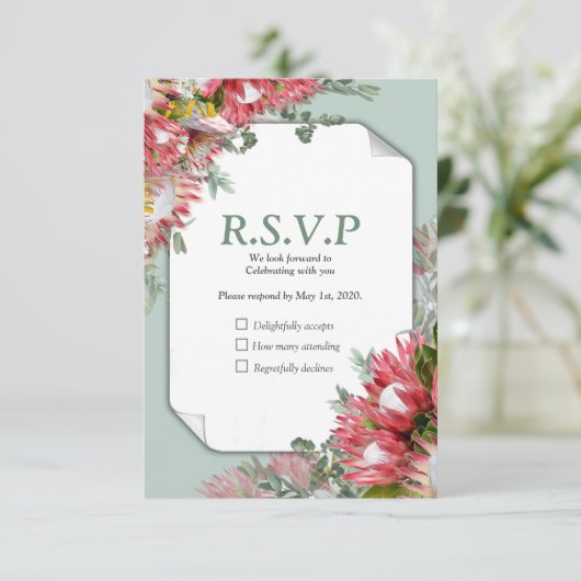 Fuchsia Protea is met groene en gouden linten RSVP Kaartje (Staand voorkant)