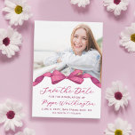 Fuchsia Roos Bow Foto Afstuderen Save the Date<br><div class="desc">afstuderen Bewaar de datumkaart met een foto van de afstuderen met een lint met een boog in een fuchsia roos tint roze, en een andere foto op de achterkant. Uniek afstuderen bewaar de datumkaart voor het afstudeerfeest van uw dochter met een gedrukte roze strik die de foto van uw afgestudeerde...</div>