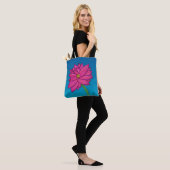 Fuchsia Roze Bloem met blauwe achtergrond Tote Bag (Op model)