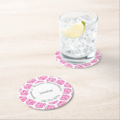 Fuchsia roze damast bruiloft ronde kartonnen onderzetter (Insitu)