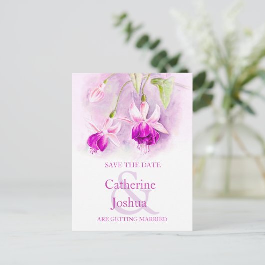 Fuchsia schilderde paarse bloem op de datumkaart aankondigingskaart (Staand voorkant)
