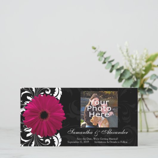 Fuchsia Scroll Gerbera Daisy met Zwart en Wit Save The Date (Staand voorkant)