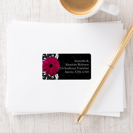 Fuchsia Scroll Gerbera Daisy w/Black en White Etiket (Insitu)