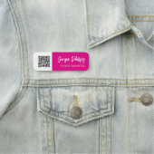 Fuchsia & Witte QR Code Brush Script Naamplaatje (In situ)