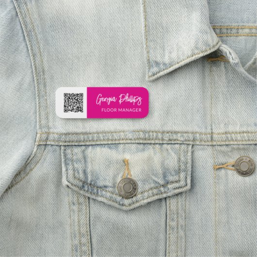 Fuchsia & Witte QR Code Brush Script Naamplaatje (In situ)