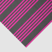 Fuchsie en houtskool met vijf strepen tissuepapier (Detail)