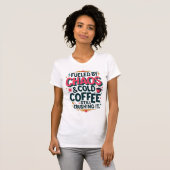 Fueled by Chaos & Cold Coffee – Retro Mom Power T-shirt (Voorkant volledig)
