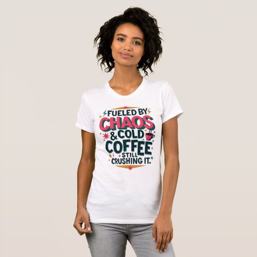 Fueled by Chaos & Cold Coffee – Retro Mom Power T-shirt (Voorkant volledig)