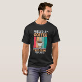 Fueled by Coffee and True Crime Podcasts 27 T-shirt (Voorkant volledig)
