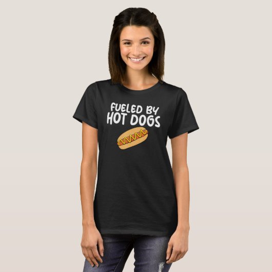 Fueled By Hot Dogs Fun Slogan for Sausage Enthusia T-shirt (Voorkant volledig)