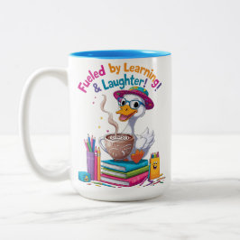 Fueled by Learning Goose Mug – Back to School Fun Tweekleurige Koffiemok