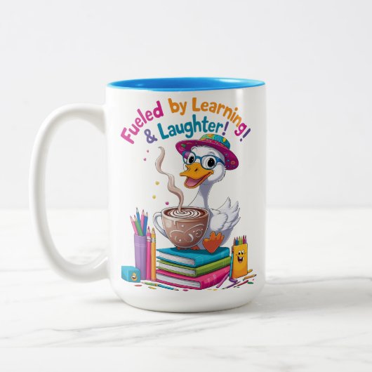 Fueled by Learning Goose Mug – Back to School Fun Tweekleurige Koffiemok (Links)