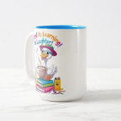 Fueled by Learning Goose Mug – Back to School Fun Tweekleurige Koffiemok (Voorkant links)