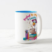 Fueled by Learning Goose Mug – Back to School Fun Tweekleurige Koffiemok (Voorkant rechts)