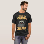 Fueled By Trash And Crime Garbage Can Funny Raccoo T-shirt (Voorkant volledig)