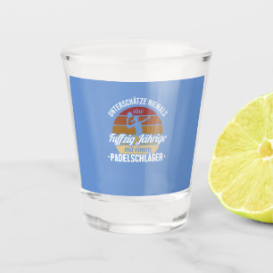 Fuffzig Jdhrige mit Padelschldger Padel 50th Shot Glas