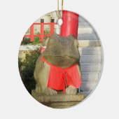 Fuku Kaeru 福 か る Fortune Frog met Red Yodarekake Keramisch Ornament (Links)