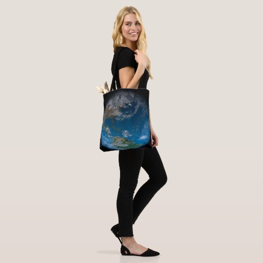 Full Earth met Noord- en Zuid-Amerika. Tote Bag (Op model)
