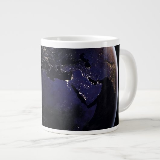 Full Earth met stadslichten van Europa 's nachts. Grote Koffiekop (Voorkant rechts)