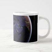 Full Earth met stadslichten van Europa 's nachts. Grote Koffiekop (Rechts)