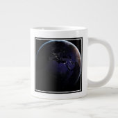 Full Earth met stadslichten van Europa 's nachts. Grote Koffiekop (Rechts)