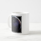 Full Earth met stadslichten van Europa 's nachts. Koffiemok (Voorkant links)