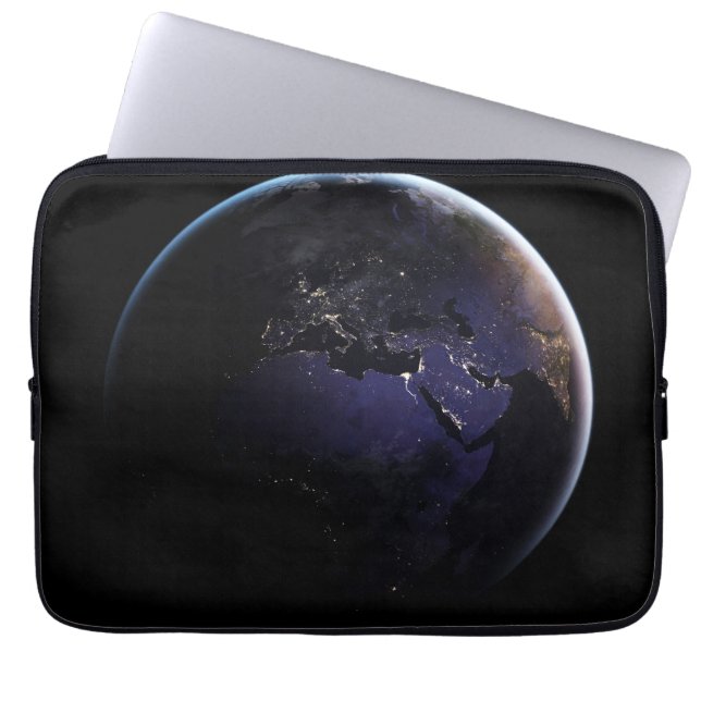 Full Earth met stadslichten van Europa 's nachts. Laptop Sleeve (Voorkant)