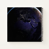 Full Earth met stadslichten van Europa 's nachts. Notitieboek (Achterkant)
