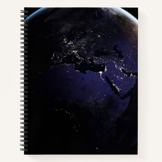 Full Earth met stadslichten van Europa 's nachts. Notitieboek (Voorkant)