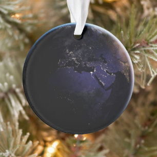 Full Earth met stadslichten van Europa 's nachts. Ornament