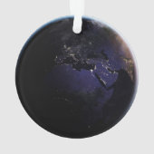 Full Earth met stadslichten van Europa 's nachts. Ornament (achterkant)