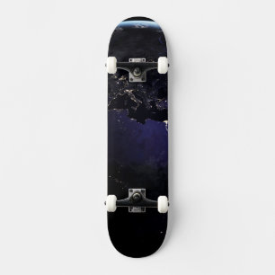 Full Earth met stadslichten van Europa 's nachts. Persoonlijk Skateboard
