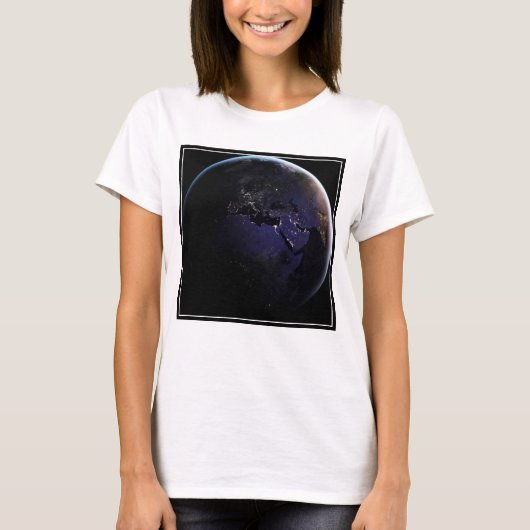 Full Earth met stadslichten van Europa 's nachts. T-shirt (Voorkant)