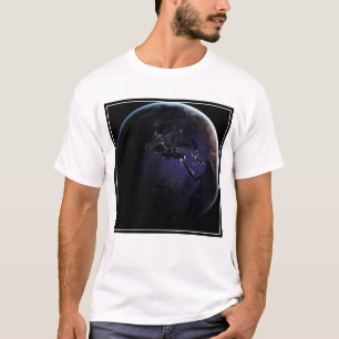 Full Earth met stadslichten van Europa 's nachts. T-shirt