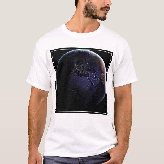 Full Earth met stadslichten van Europa 's nachts. T-shirt (Voorkant)