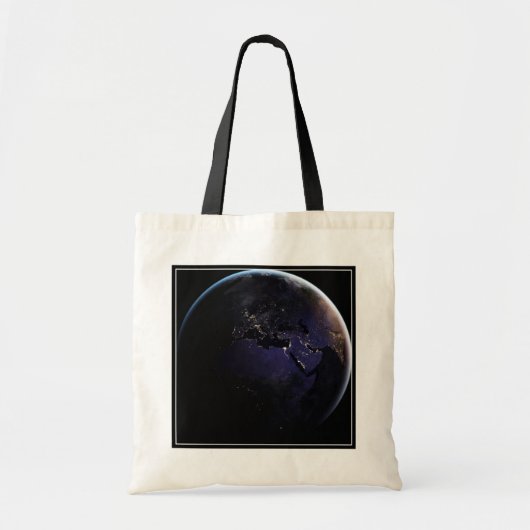 Full Earth met stadslichten van Europa 's nachts. Tote Bag (Voorkant)