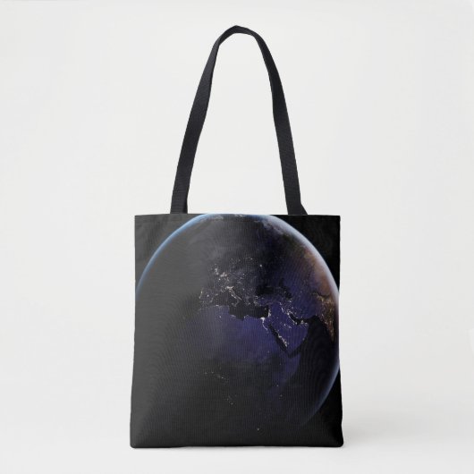 Full Earth met stadslichten van Europa 's nachts. Tote Bag (Voorkant)
