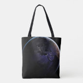 Full Earth met stadslichten van Europa 's nachts. Tote Bag (Achterkant)