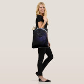 Full Earth met stadslichten van Europa 's nachts. Tote Bag (Op model)