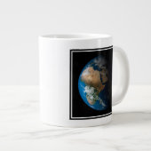 Full Earth toont gesimuleerde wolken boven Afrika. Grote Koffiekop (Voorkant rechts)