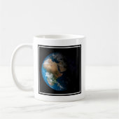 Full Earth toont gesimuleerde wolken boven Afrika. Koffiemok (Links)