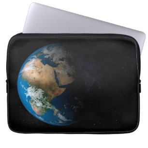 Full Earth toont gesimuleerde wolken boven Afrika. Laptop Sleeve