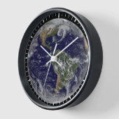 Full Earth toont lagedruksystemen. (Hoek)