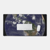 Full Earth toont tropische Stormen in de Atlantisc Bureaumat (Keyboard & Muis)