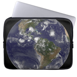 Full Earth toont tropische Stormen in de Atlantisc Laptop Sleeve