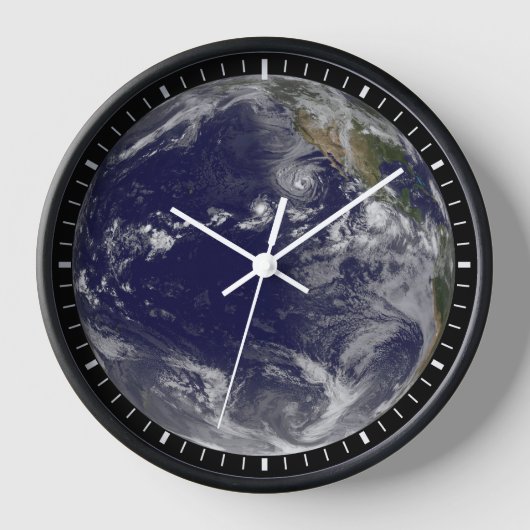 Full Earth toont verschillende tropische Stormen. (Voorkant)